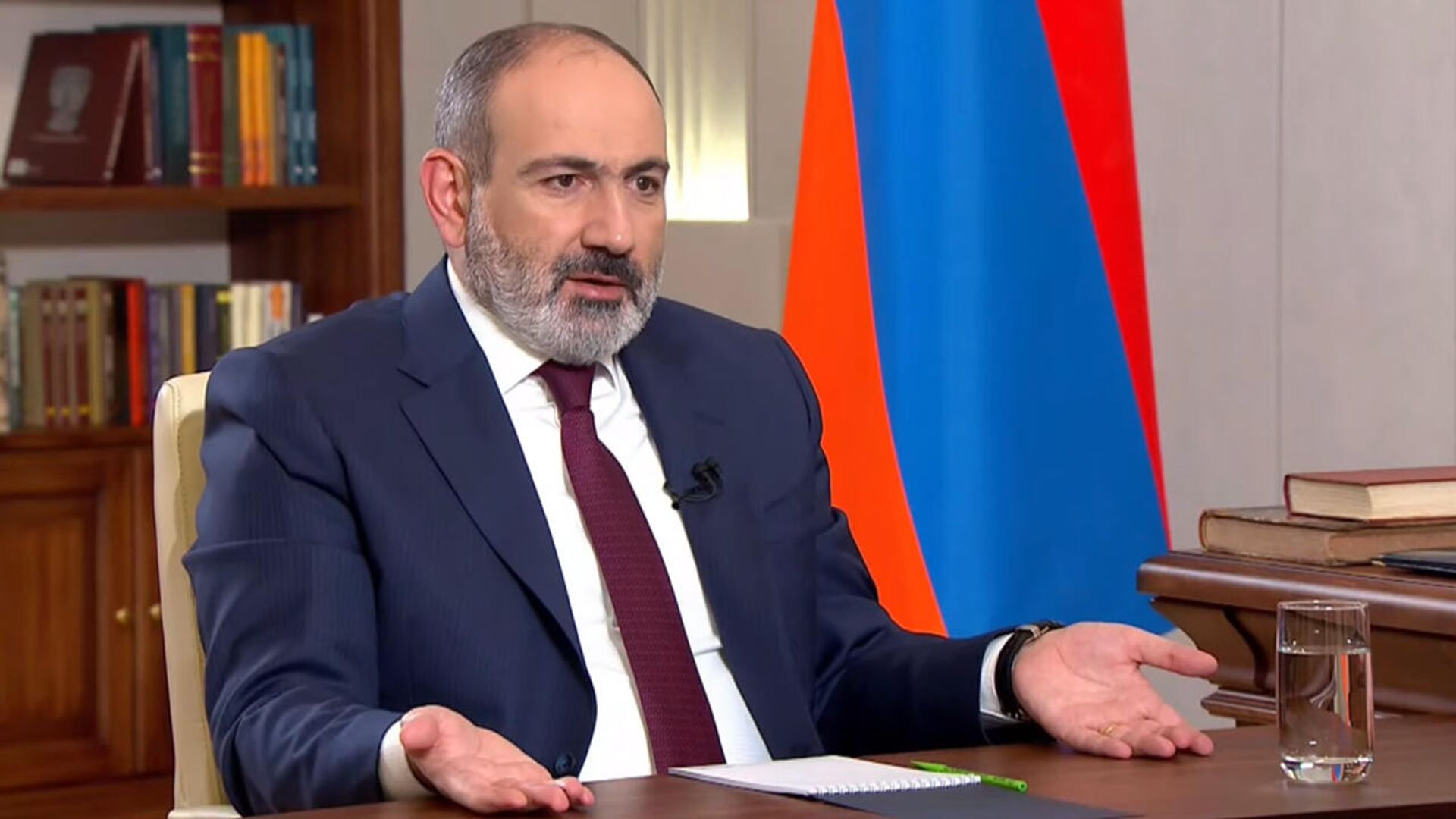 Премьер-министр Никол Пашинян во время интервью в прямом эфире (24 января 2022). Еревaн - Sputnik Армения, 1920, 05.02.2022