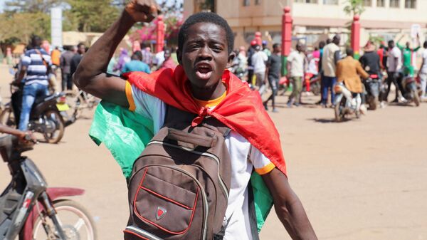 Люди демонстрируют свою поддержку военным в Уагадугу, Буркина-Фасо - Sputnik Армения
