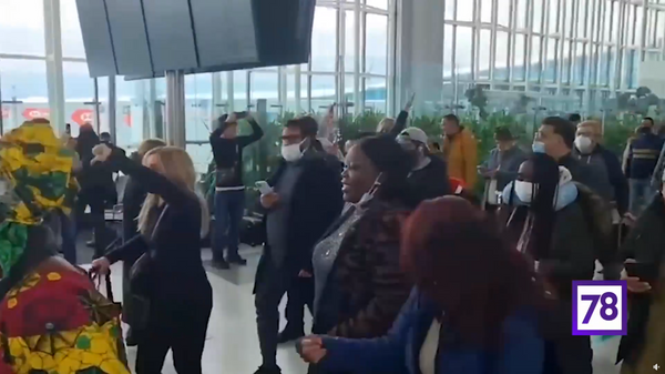 В Стамбульском аэропорту застрявшие туристы устроили бунт  - Sputnik Армения