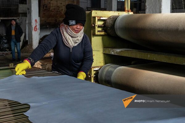 Сотрудница-филиппинка за растяжкой кожи на Ереванском кожевенном заводе - Sputnik Армения