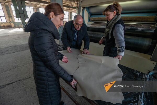 Сотрудники Ереванского кожевенного завода рассматривают продукцию - Sputnik Армения