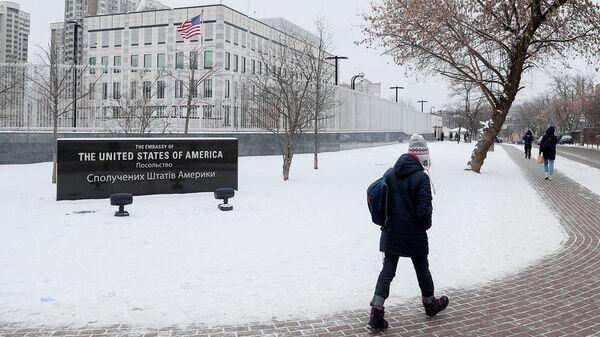 Люди проходят мимо посольства США в Украине (24 января 2022). Киев - Sputnik Армения