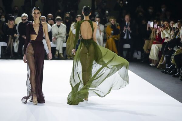Модели во время презентации коллекции дизайнера Stephane Rolland на показе Высокой моды Весна/Лето 2022 в Париже. - Sputnik Армения