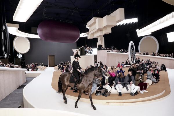 Модель на коне во время презентации коллекции дома Chanel на показе Высокой моды Весна/Лето 2022 в Париже. - Sputnik Армения