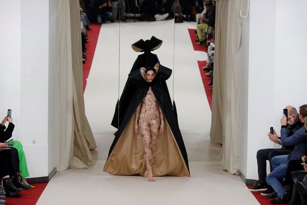 Модели во время презентации коллекции дизайнера Alexis Mabille на показе Высокой моды Весна/Лето 2022 в Париже. Модели во время презентации коллекции дизайнера Alexis Mabille на показе Высокой моды Весна/Лето 2022 в Париже. - Sputnik Армения