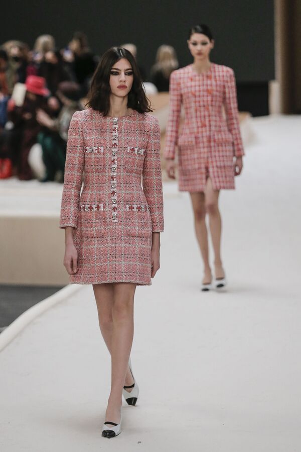 Модели во время презентации коллекции дома Chanel на показе Высокой моды Весна/Лето 2022 в Париже. - Sputnik Армения