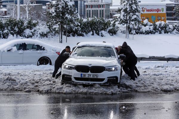 Ստամբուլի ձյունածածկ փողոցներում բազմաթիվ ավտոմեքենաներ են մնացել փողոցներում՝ խցանումներ առաջացնելով։ - Sputnik Արմենիա