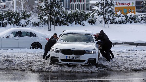 Ստամբուլի ձյունածածկ փողոցներում բազմաթիվ ավտոմեքենաներ են մնացել փողոցներում՝ խցանումներ առաջացնելով։
 - Sputnik Արմենիա