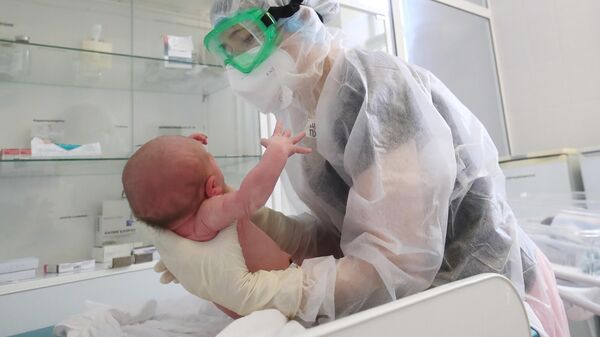 Медик ухаживает за новорожденным ребенком, зараженным коронавирусом - Sputnik Армения