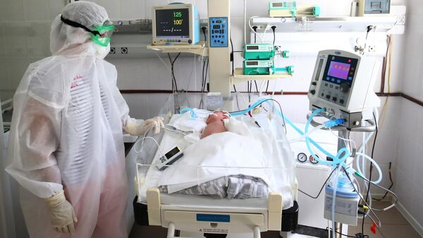 Медик наблюдает за новорожденным ребенком, зараженным коронавирусом - Sputnik Армения