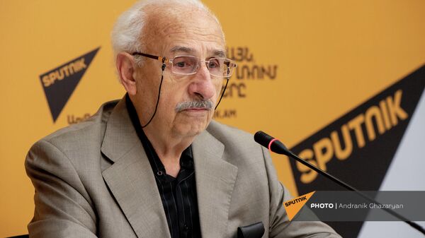 Спортивный комментатор Сурен Багдасарян на пресс-конференции в мультимедийном пресс-центре Sputnik (27 января 2022). Еревaн - Sputnik Армения