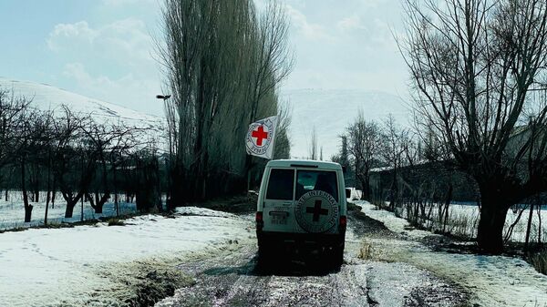 Автомобиль Международного Красного Креста на зимних дорогах Армении - Sputnik Армения