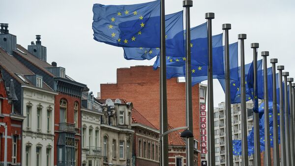Флаги с символикой Евросоюза у здания Еврокомиссии в Брюсселе - Sputnik Արմենիա