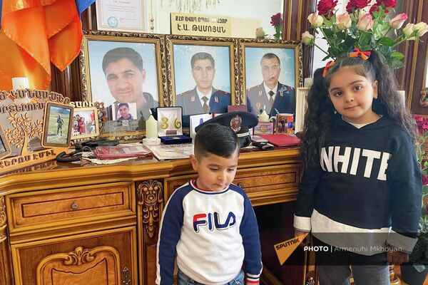 Дети погибшего военнослужащего Эмиля Тамояна Дети погибшего военнослужащего Эмиля Тамояна - Sputnik Армения