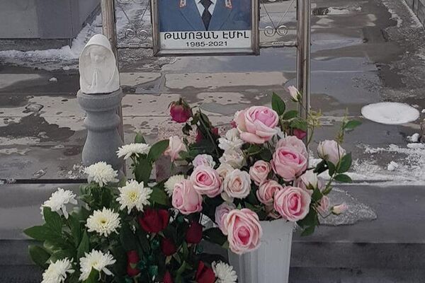 Цветы у надгробия погибшего военнослужащего Эмиля Тамояна Цветы у надгробия погибшего военнослужащего Эмиля Тамояна - Sputnik Армения