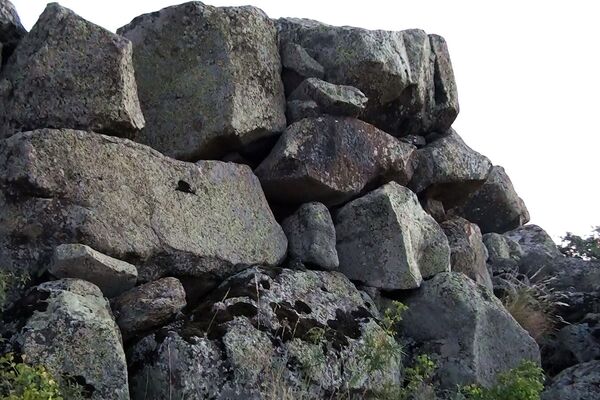 Остатки нижней кладки из больших камней - Sputnik Армения