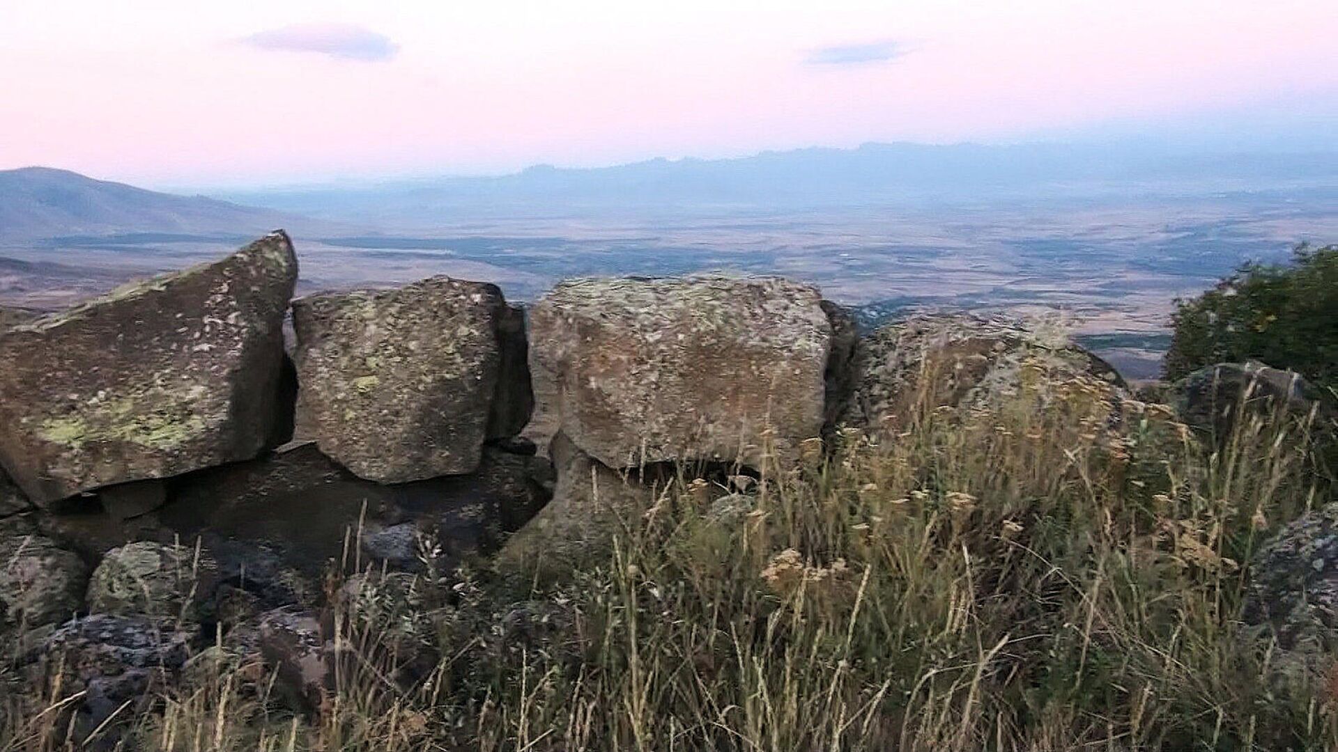 Из постройки на вершине холма видна практически вся Араратская долина - Sputnik Армения, 1920, 31.01.2022