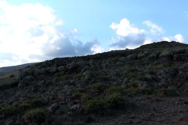 Остатки нижней кладки крепостной стены из больших камней - Sputnik Армения
