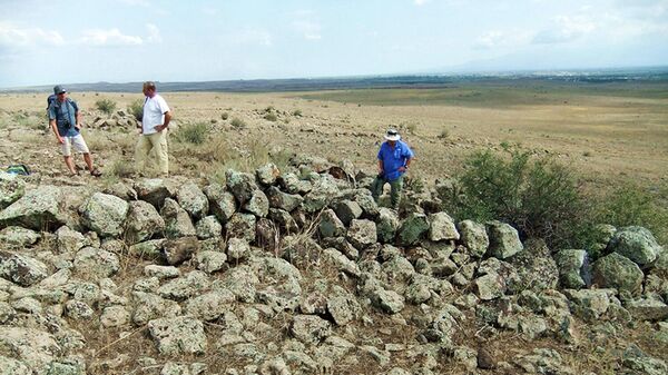 Остатки крепостной стены. Вид с земли - Sputnik Армения