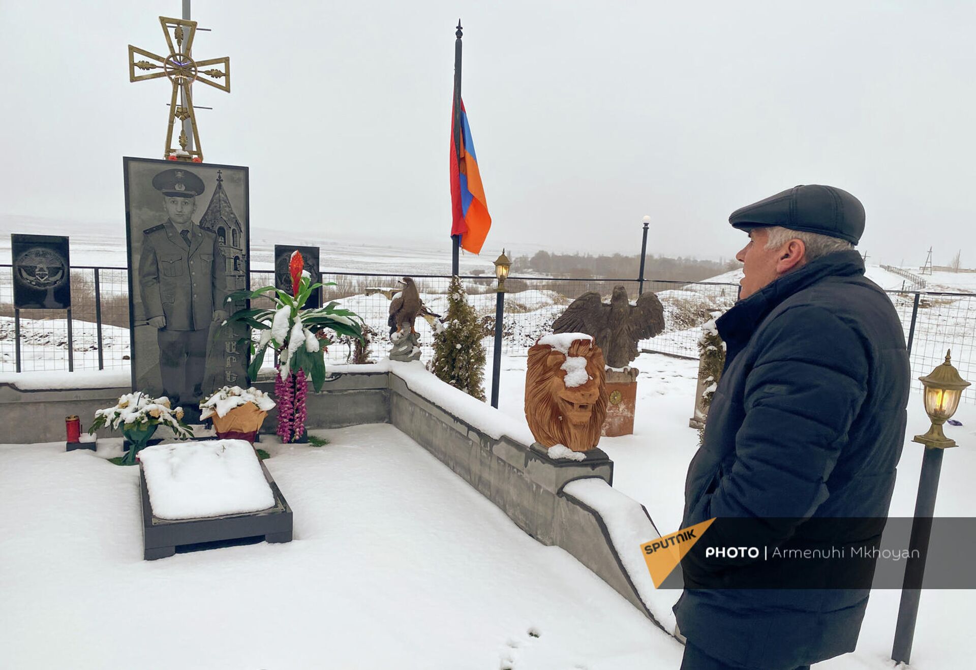 Отец погибшего Гарегина Ераносяна, Артуш Ераносян, у могилы сына Отец погибшего Гарегина Ераносяна, Артуш Ераносян, у могилы сына - Sputnik Արմենիա, 1920, 01.02.2022