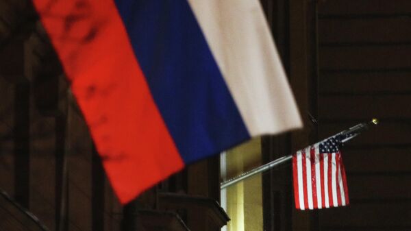 Флаги России и США на здании посольства США. - Sputnik Армения