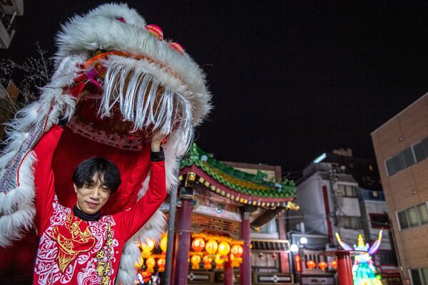 Танец льва в канун Лунного Нового года в китайском квартале Иокогамы 31 января 2022 года. - Sputnik Армения