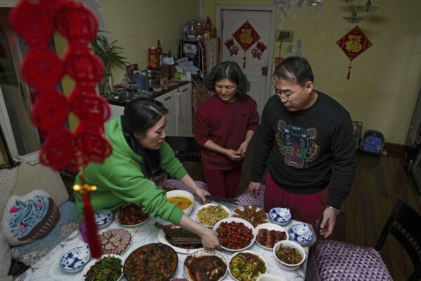 Семья из провинции Шаньдун готовит блюда в канун Лунного Нового года.  - Sputnik Армения