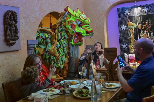 Члены китайской общины в Мексике исполняют традиционный танец дракона в китайском ресторане в Мехико 31 января 2022 года в преддверии Лунного Нового года. - Sputnik Армения