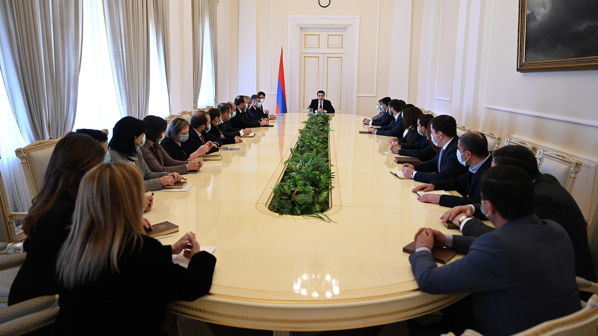 И.о. президента Ален Симонян встретился с представителями офиса президента (1 февраля 2022). Еревaн - Sputnik Армения, 1920, 01.02.2022