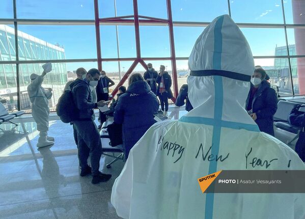 Армянских олимпийцев в пекинском аэропорту встречают в &quot;новогодней карантинной  униформе&quot;. - Sputnik Армения