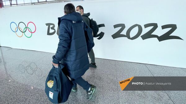 Символика зимних Олимпийских игр 2022 на баннерах в аэропорту Пекина  - Sputnik Армения
