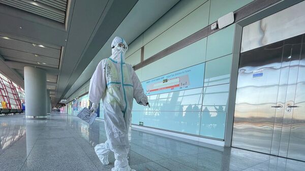 Медицинский работник в аэропорту Пекина - Sputnik Армения