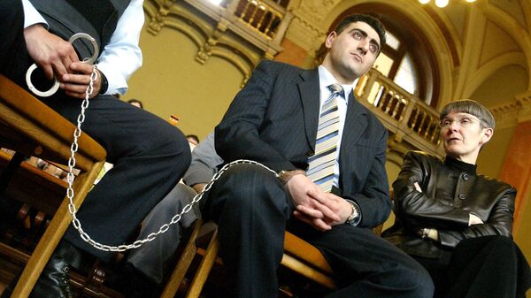 Рамиль Сафаров слушает приговор на пожизненное заключение за убийство армянского лейтенанта Гургена Маркаряна во время посещения учебного курса НАТО (13 апреля 2006). Будапешт - Sputnik Армения