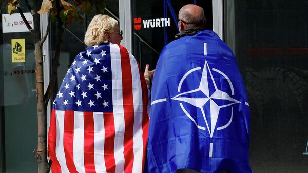Люди с флагами США и НАТО на плечах - Sputnik Армения