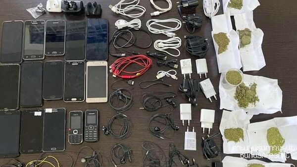 Обнаруженные телефоны, зарядные устройства, наушники и наркотические вещества у посетительницы УИУ Ванадзор - Sputnik Армения
