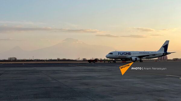Самолет FlyOne Armenia перед вылетом в Стамбул (2 февраля 2022). Ереван - Sputnik Армения