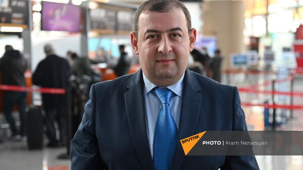 Председатель совета авиакомпании FlyOne Armenia Арам Ананян в аэропорту Звартноц (2 февраля 2022). Ереван - Sputnik Армения