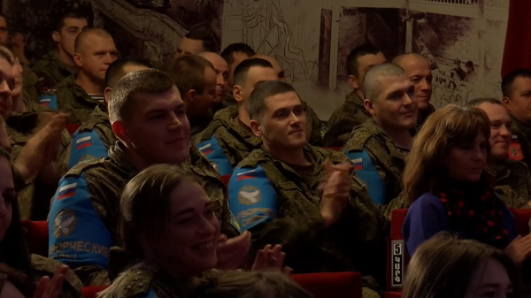 Российские миротворцы посетили Степанакертский драматический театр в Нагорном Карабахе - Sputnik Армения