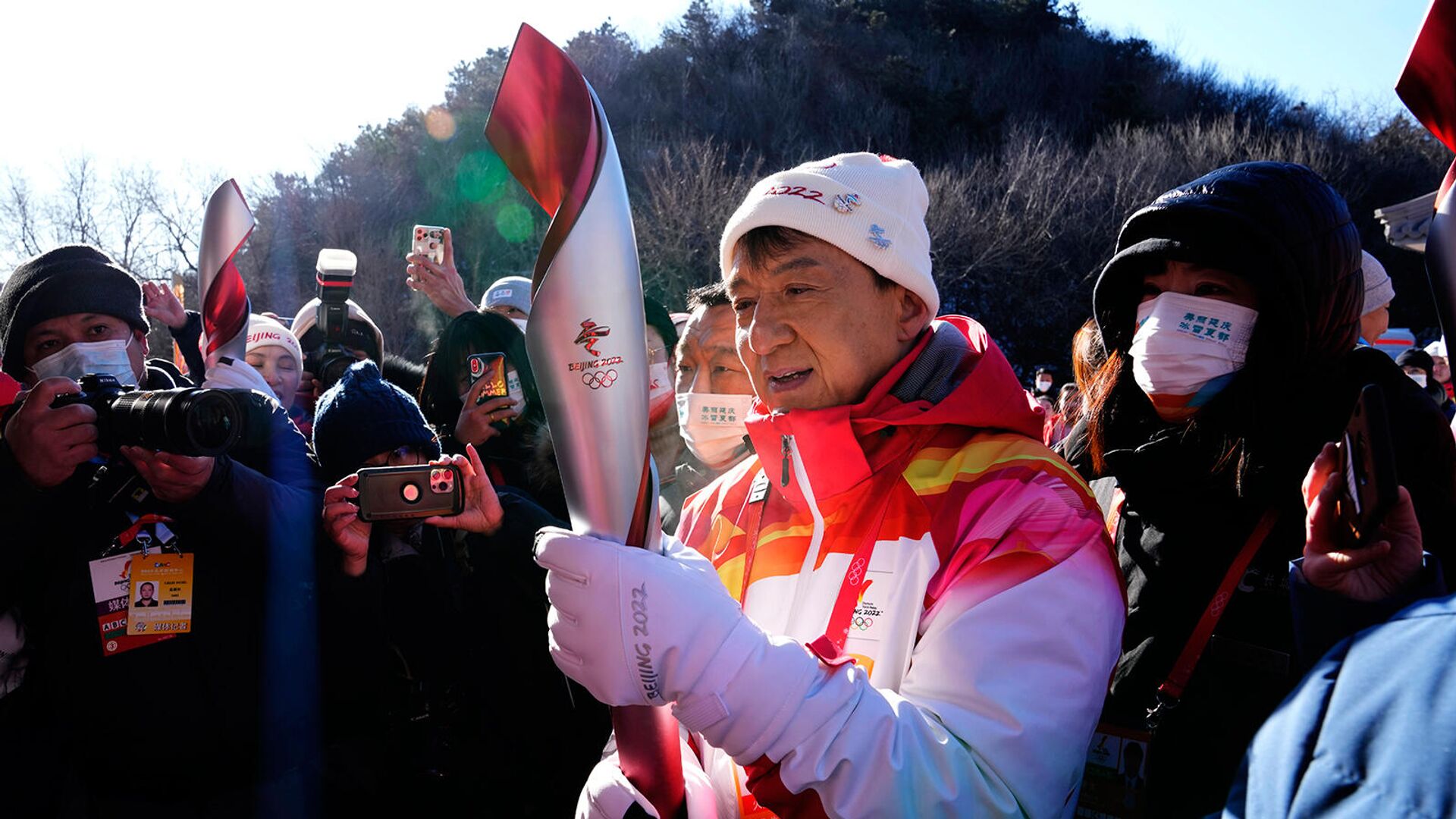 Джеки Чан держит факел зимних Олимпийских игр 2022 года после участия в эстафете огня у Великой китайской стены на окраине Пекина (3 февраля 2022). Китай - Sputnik Армения, 1920, 03.02.2022