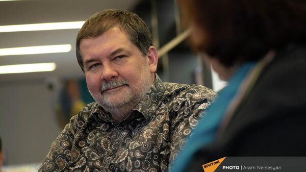 Популярный фантаст Сергей Лукьяненко на встрече с представителями русскоязычных СМИ в Доме русской книги (3 февраля 2022). Еревa - Sputnik Армения