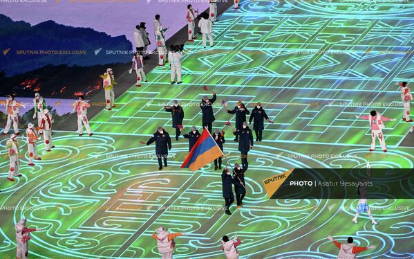 Армянская делегация с национальным флагом во время официальной церемонии открытия зимних Олимпийских игр (4 февраля 2022). Пекин Армянская делегация с национальным флагом во время официальной церемонии открытия зимних Олимпийских игр (4 февраля 2022). Пекин - Sputnik Армения