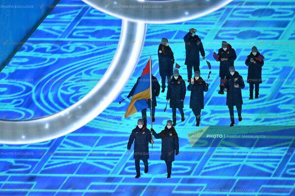 Армянская делегация с национальным флагом во время официальной церемонии открытия зимних Олимпийских игр (4 февраля 2022). Пекин - Sputnik Армения