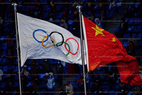 Флаги МОК и Китая на Олимпийском стадионе во время церемонии открытия зимних Олимпийских игр (4 февраля 2022). Пекин - Sputnik Армения