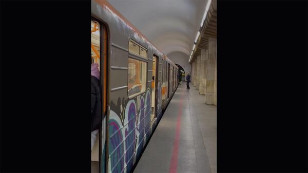 На всех станциях Ереванского метро звучат песни Артура Григоряна - Sputnik Армения