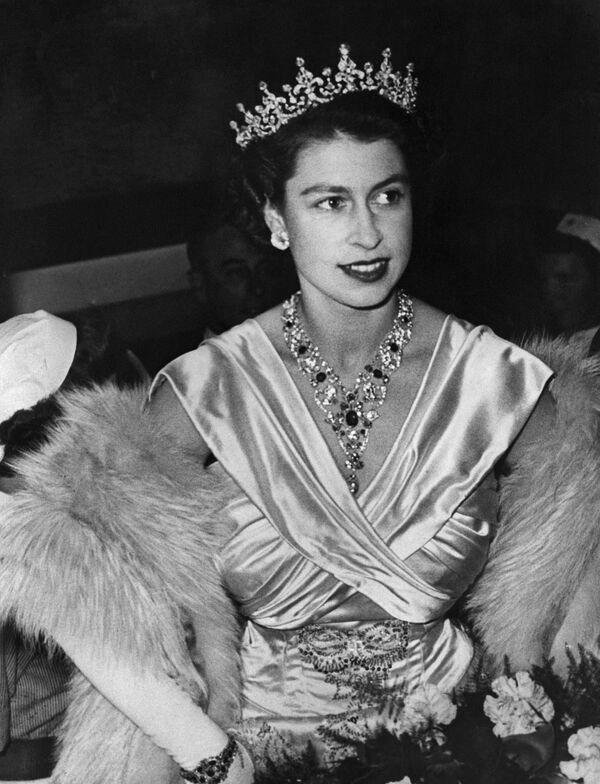 Портрет принцессы Великобритании Елизаветы в бриллиантовой короне, сделанный в феврале 1952 года. - Sputnik Армения