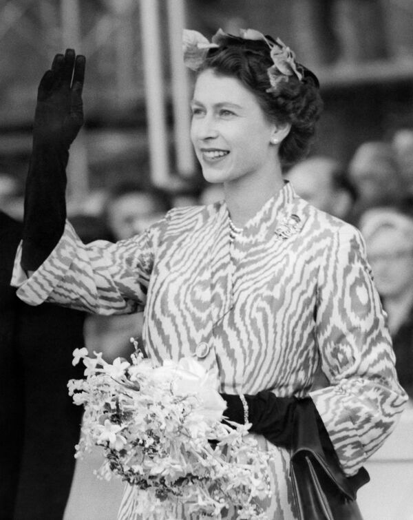 Королева Елизавета II провожает канадский лайнер Empress of Britain в Глазго, 1955 год. - Sputnik Армения