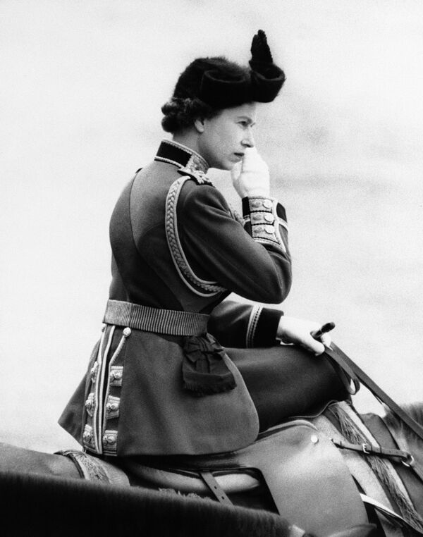 Елизавета II верхом на своей лошади по кличке &quot;Империал&quot; наблюдает за парадом конной гвардии в Лондоне 10 июня 1961 года, проводимого в честь ее 35-летия. - Sputnik Армения