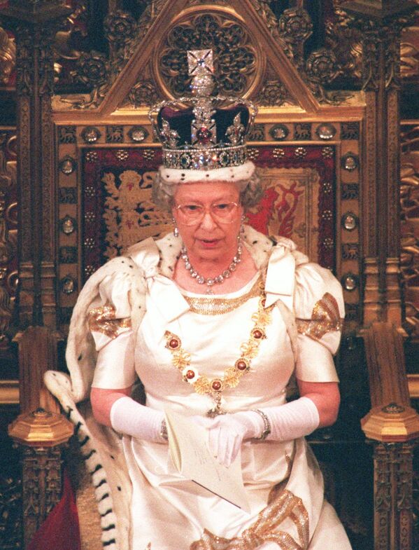 Королева Великобритании во время выступления перед Палатой лордов в Лондоне 23 октября 1996 года.  - Sputnik Армения