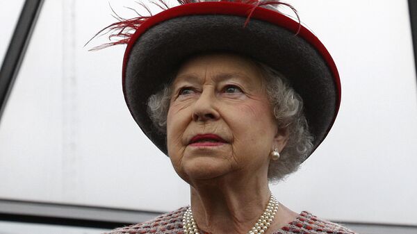 Королева Великобритании Елизавета II смотрит вверх во время приема в здании Swiss Re, 2010 год - Sputnik Армения