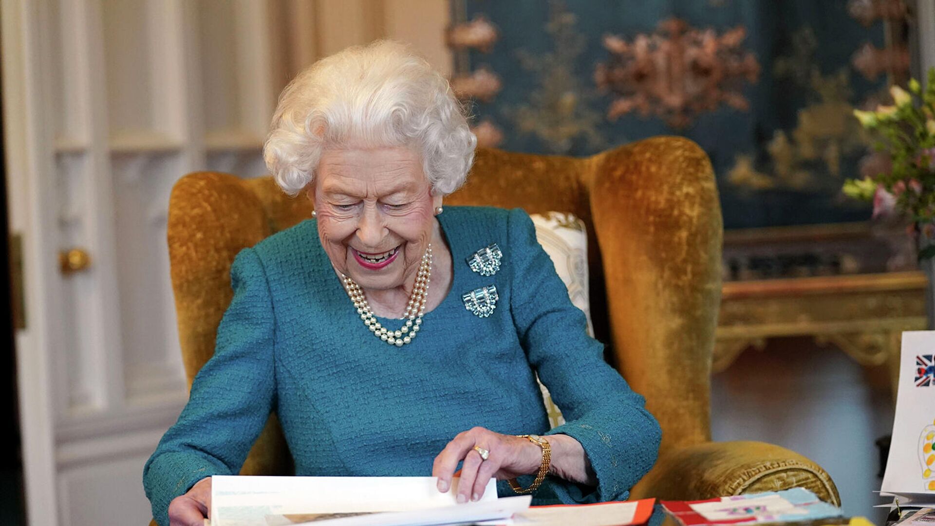 Королева Великобритании Елизавета II рассматривает фотографии памятных вещей с ее Золотого и Платинового юбилеев в Дубовой комнате в Виндзорском замке (4 февраля 2022). Англия - Sputnik Армения, 1920, 25.09.2022